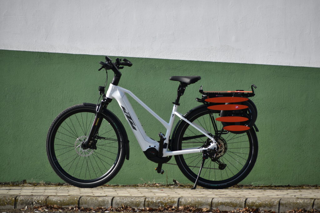 Pullit Fahrradanhänger eingeklappt zum Transport auf dem Pedelec Fahrrad.