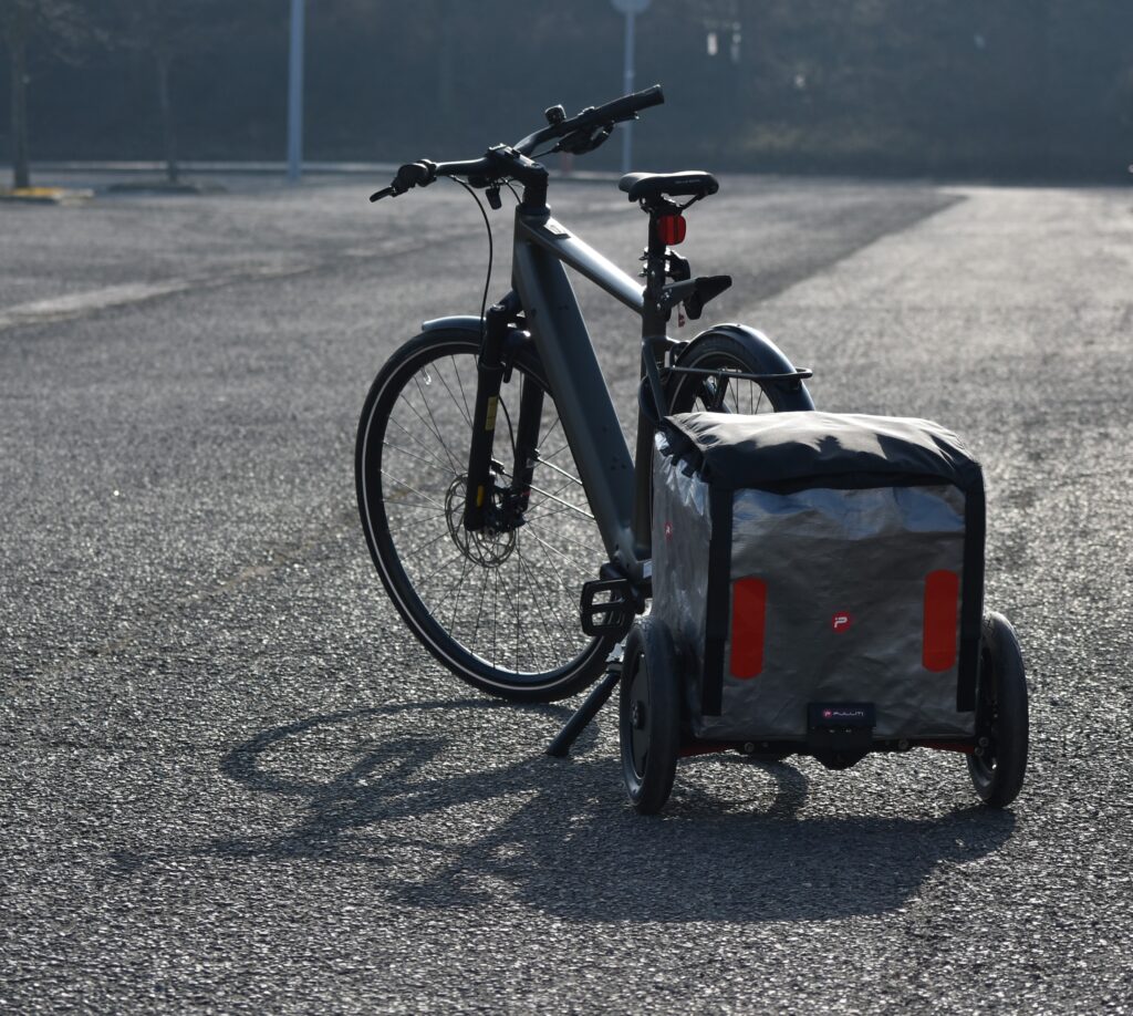 Ausgeklappter Pullit Fahrradanhänger mit Pedelec Fahrrad