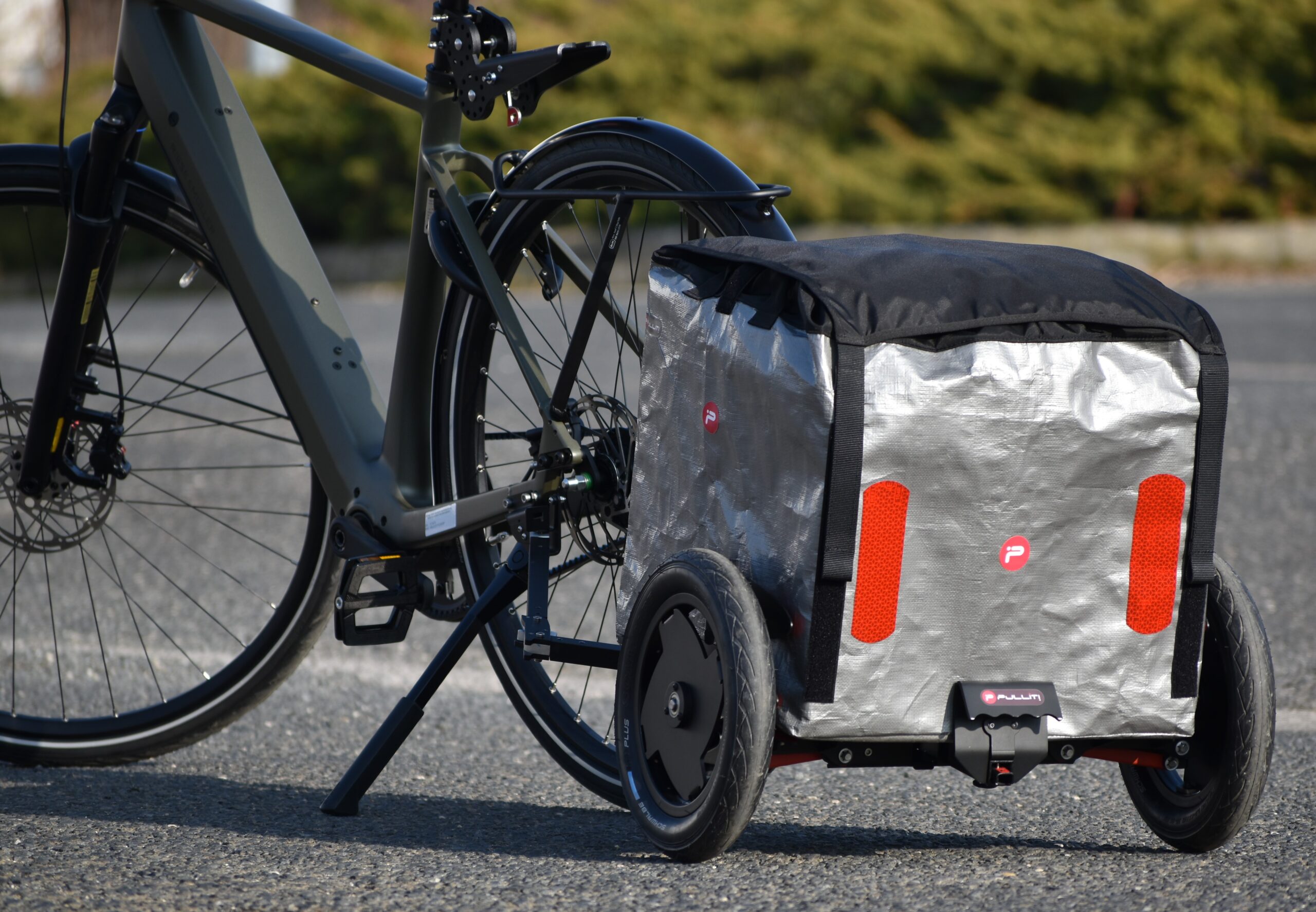 Pullit Fahrradanhänger - ausgeklappt mit Tasche am Pedelec Fahrrad