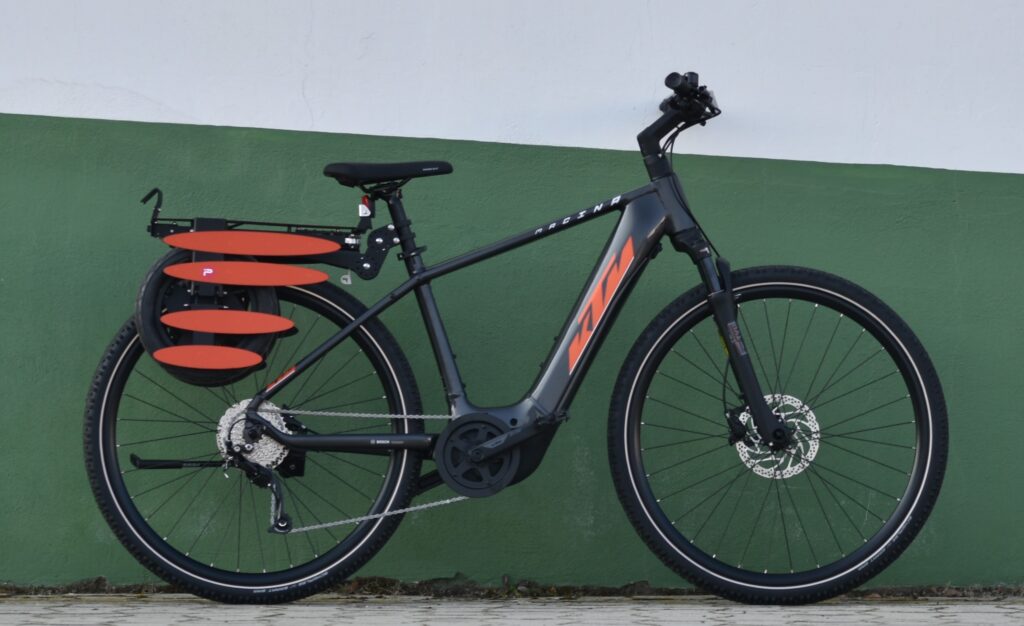 Faltbarer Pullit eingeklappt auf sportlichem KTM Pedelec Fahrrad