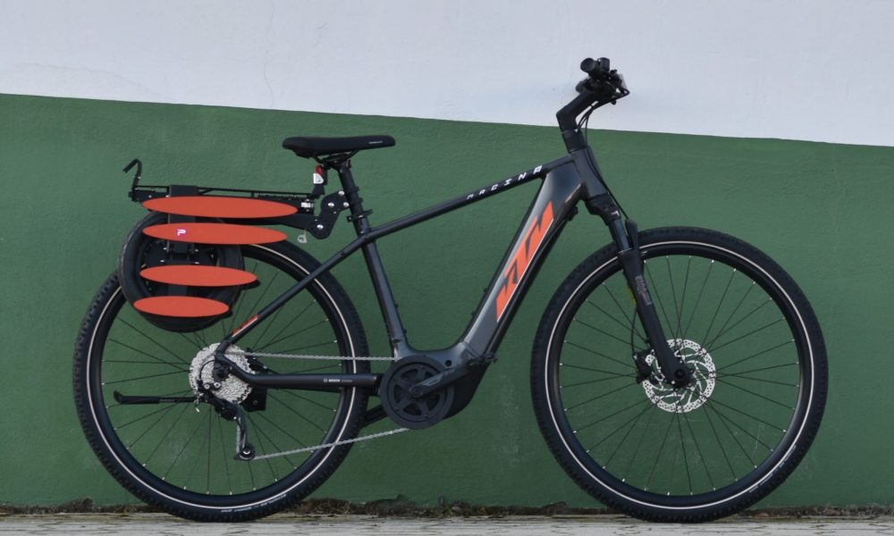 Faltbarer Pullit eingeklappt auf sportlichem KTM Pedelec Fahrrad